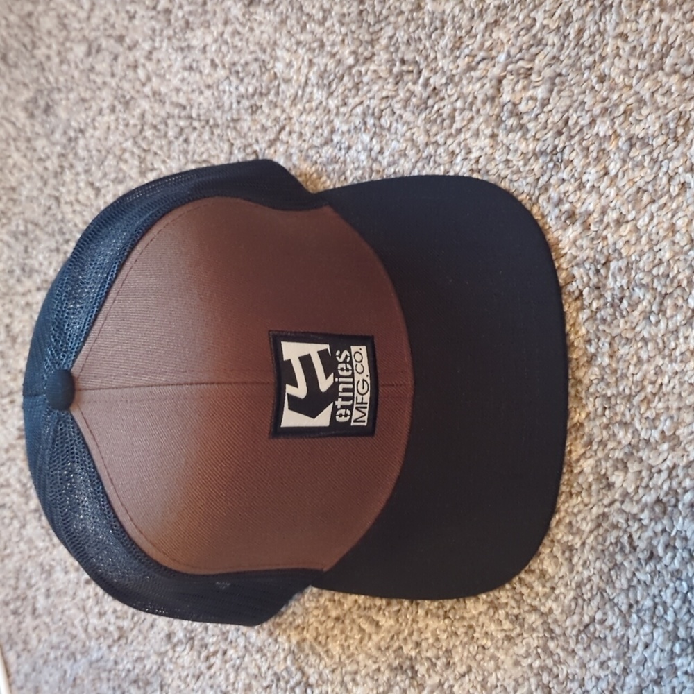 Etnies hat